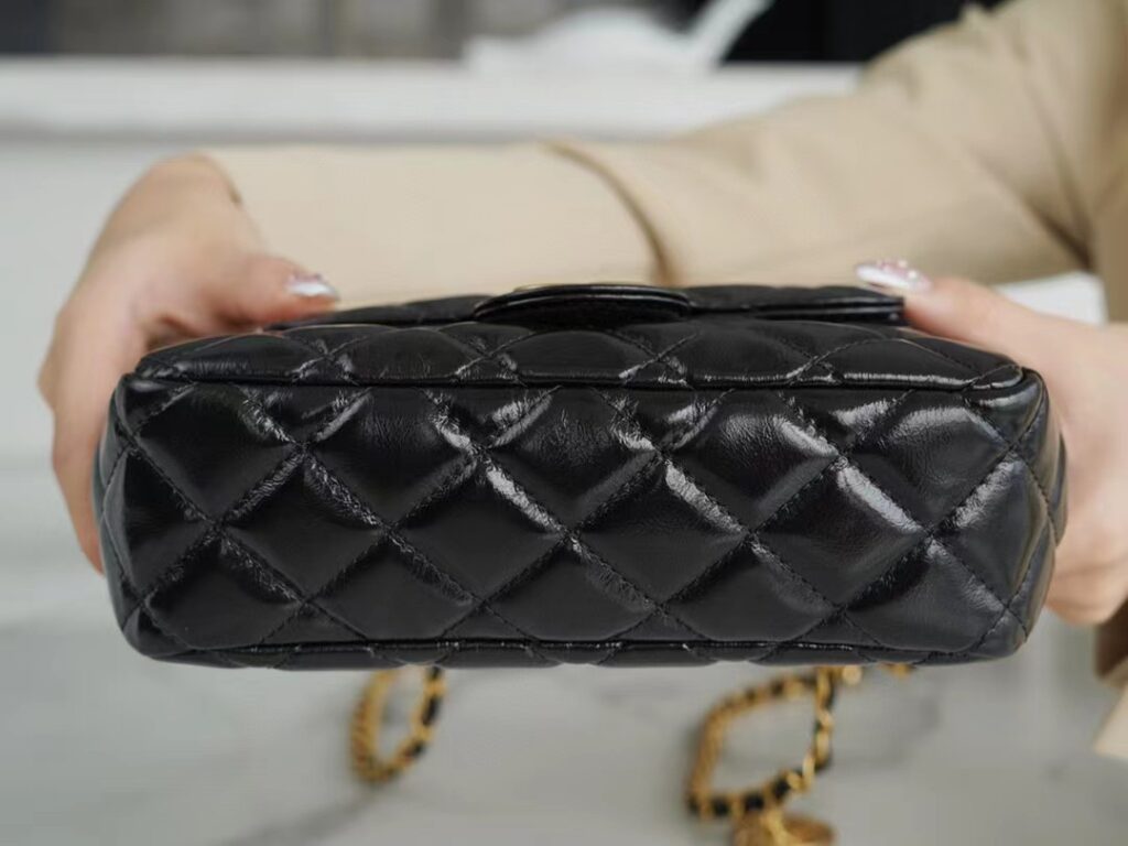 23C 샤넬 포켓 체인 스몰 호보백 팬더샵 매장출고가