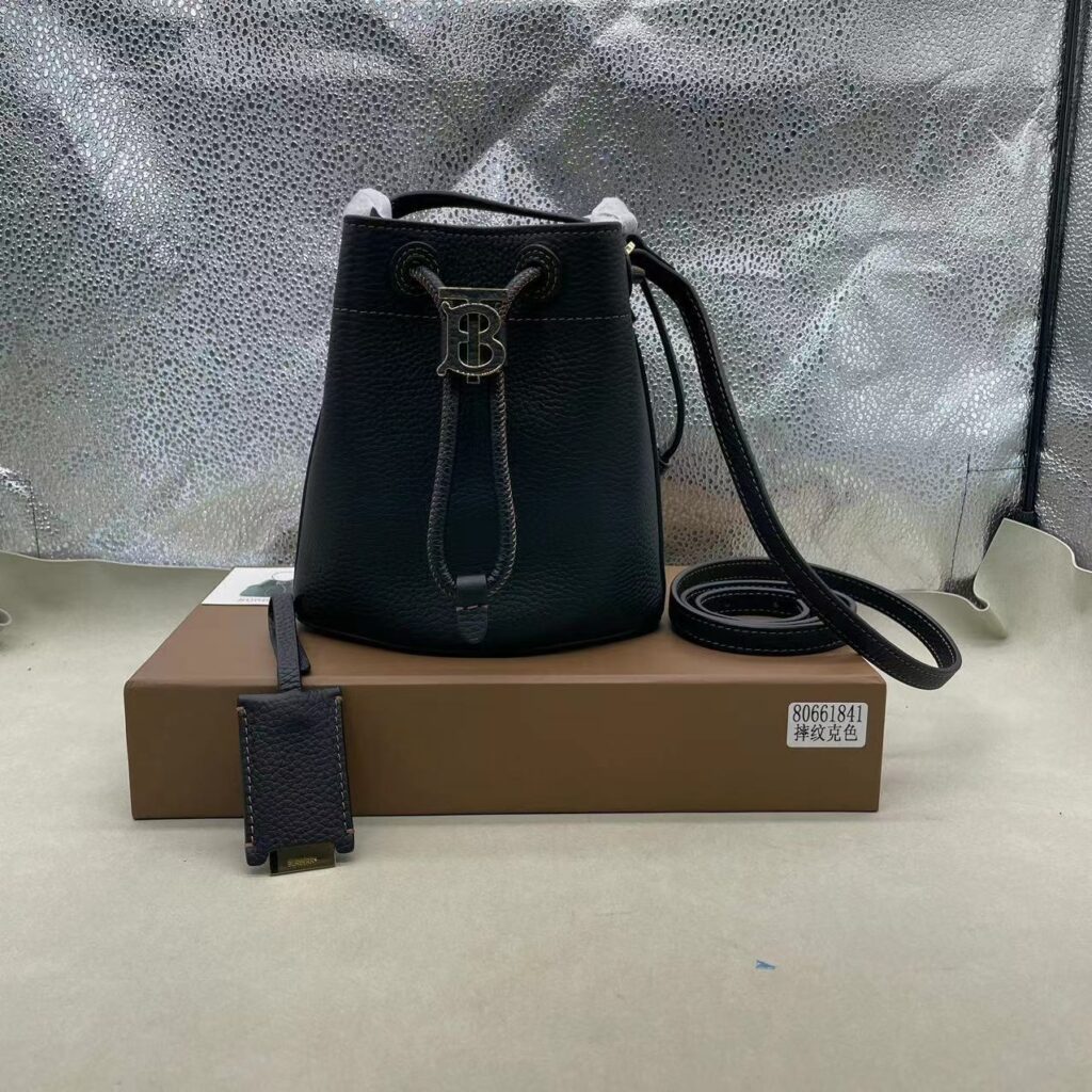 버버리 미니 TB버킷백 티비버킷백 발송전 고객확인컷  매장출고가 550위안. -홍콩팩토리