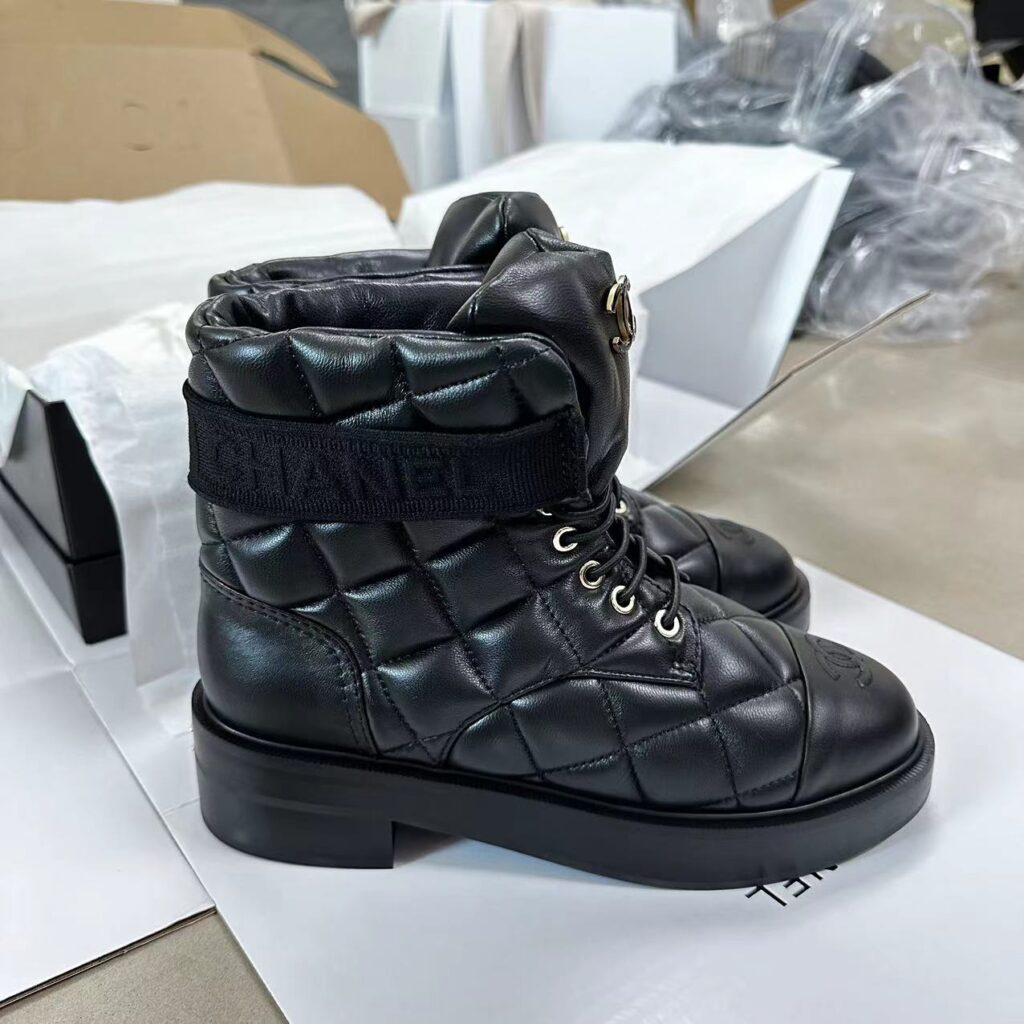 IU매장 샤넬 퀼팅 앵글부츠 발송전 고객확인컷 홍콩팩토리. hkfactory2.org