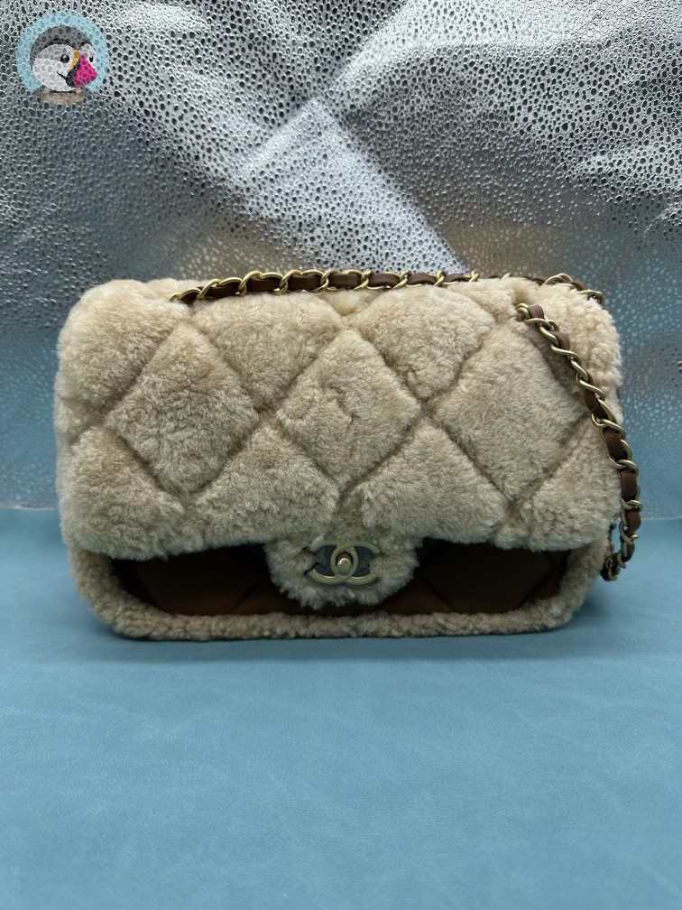 팬더샵 샤넬 24FW 시어링 플랩백 램스킨 브라운 발송전 고객확인컷 홍콩팩토리