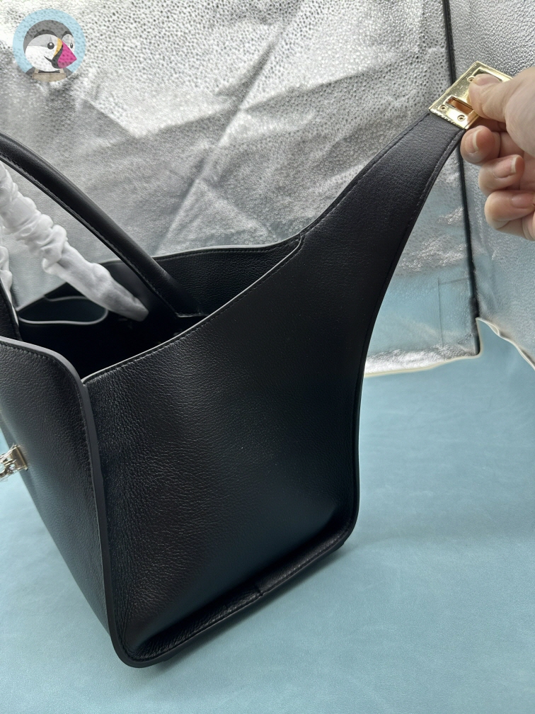 페레가모(Salvatore Ferragamo) 허그숄더백(HUG) 32CM 발송전 고객확인컷 홍콩팩토리