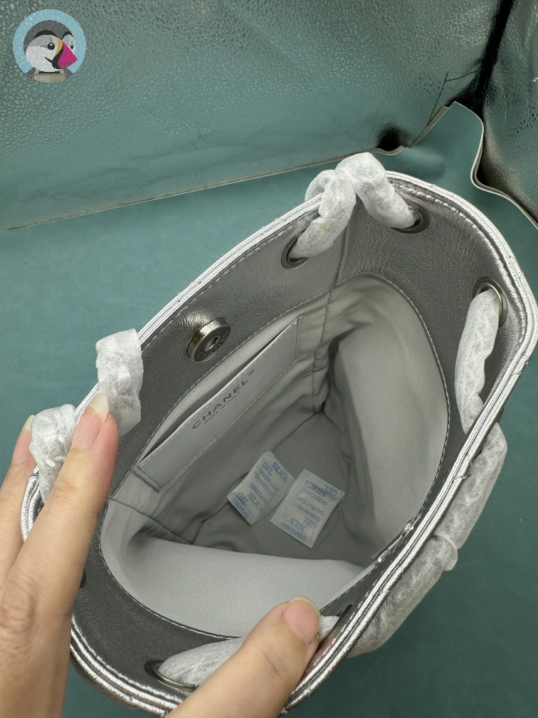 순양 샤넬(Chanel) 25C 메탈릭 램스킨 투포켓 백팩 실버(모델명: AS4621)