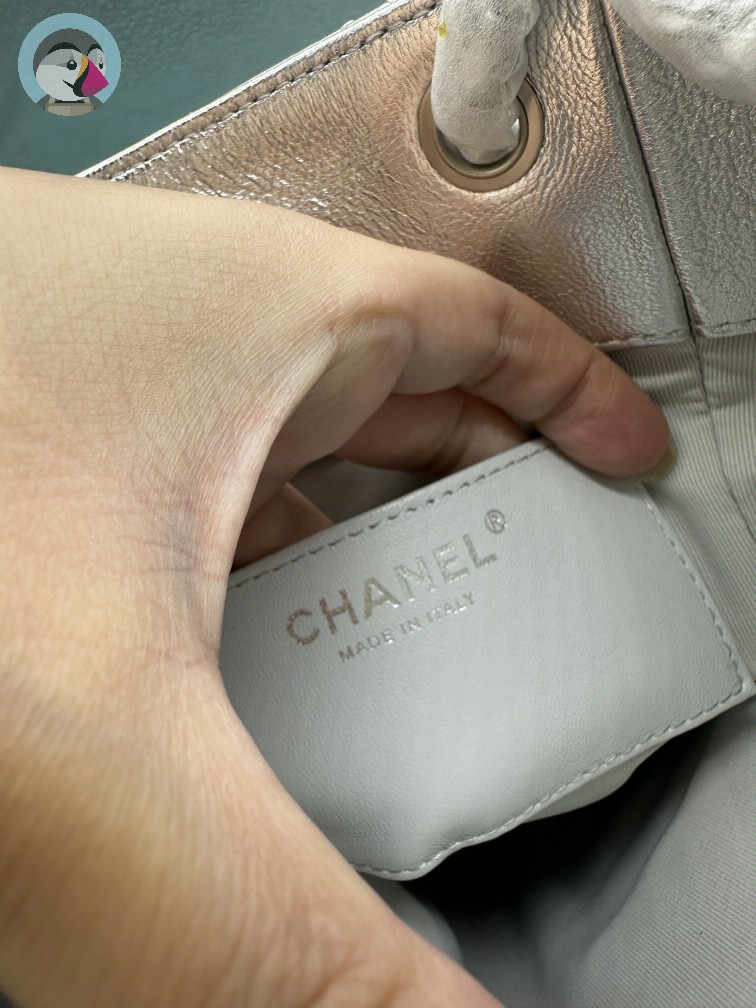 순양 샤넬(Chanel) 25C 메탈릭 램스킨 투포켓 백팩 실버(모델명: AS4621)