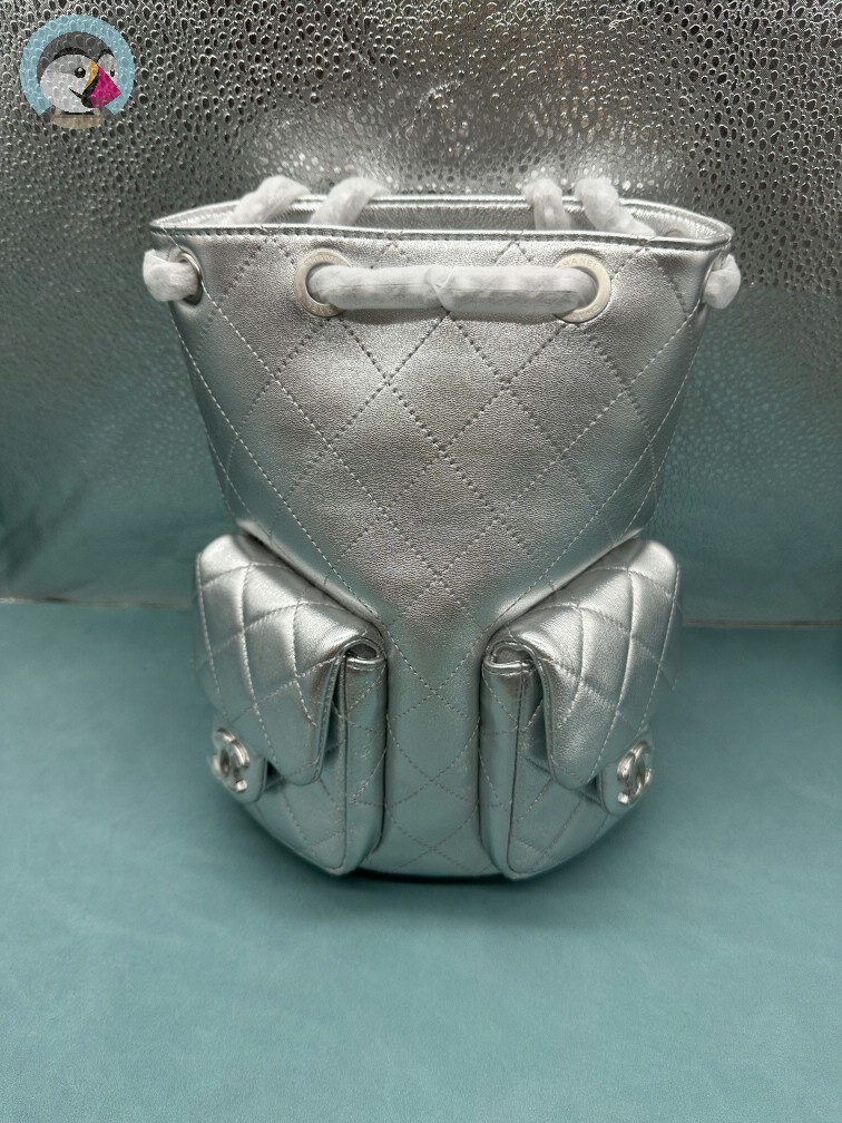 순양 샤넬(Chanel) 25C 메탈릭 램스킨 투포켓 백팩 실버(모델명: AS4621)