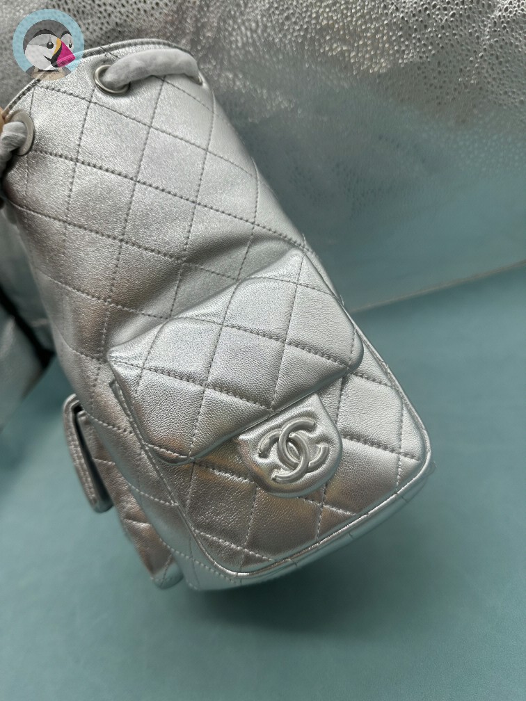순양 샤넬(Chanel) 25C 메탈릭 램스킨 투포켓 백팩 실버(모델명: AS4621)
