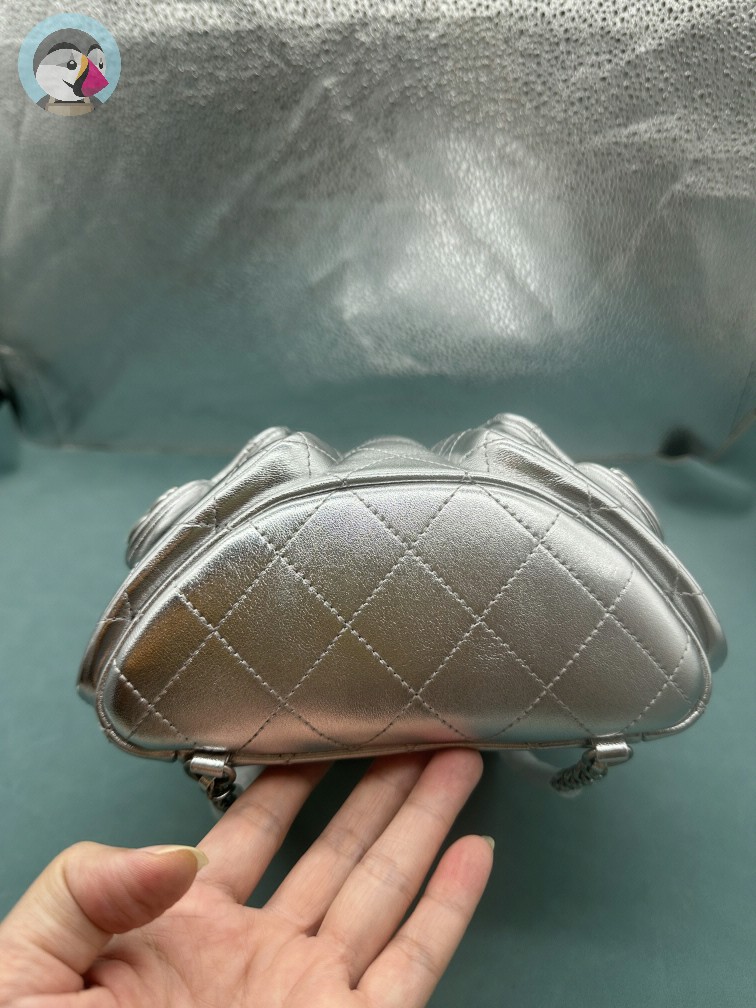 순양 샤넬(Chanel) 25C 메탈릭 램스킨 투포켓 백팩 실버(모델명: AS4621)